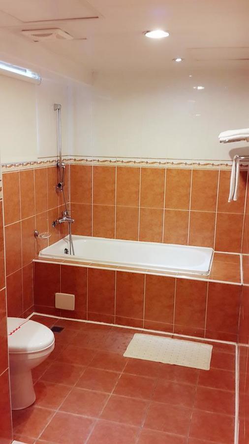 Jing Jing Holiday Hotel Каосюн Екстериор снимка